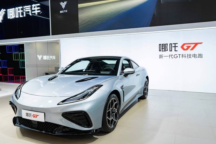 重庆43哪吒汽车在智能汽车领域的表现，领途汽车在新能源汽车市场中的影响力